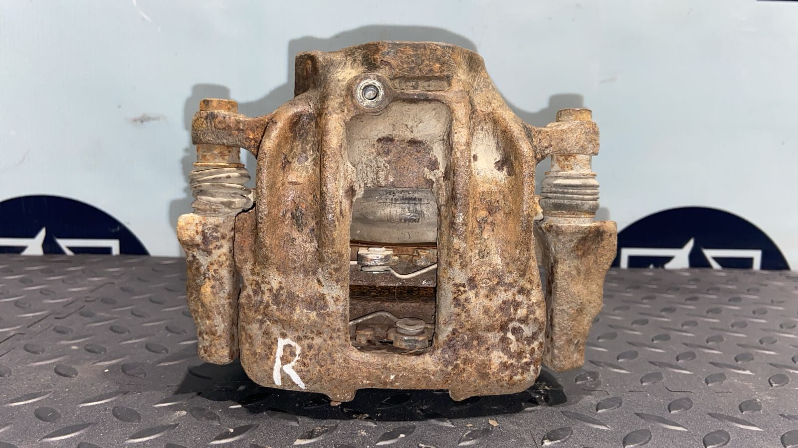 Суппорт передний правый Mercedes C/W202 1993-2001