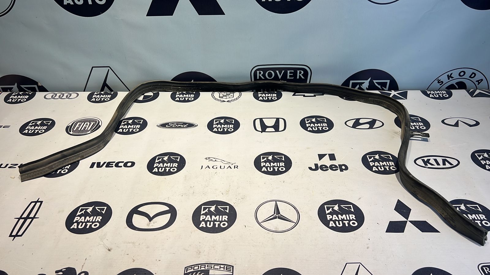 Уплотнитель капота Mercedes E/W211 2002-2009