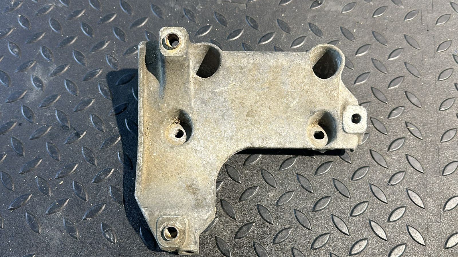 Кронштейн компрессора кондиционера BMW 1/E87 2004-2011