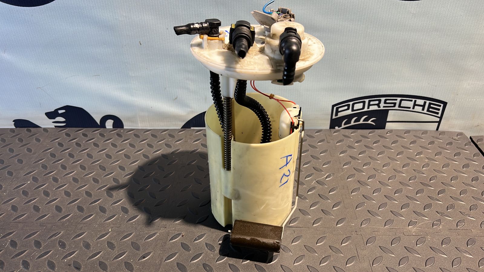 Датчик уровня топлива Toyota Avensis/2 2003-2009