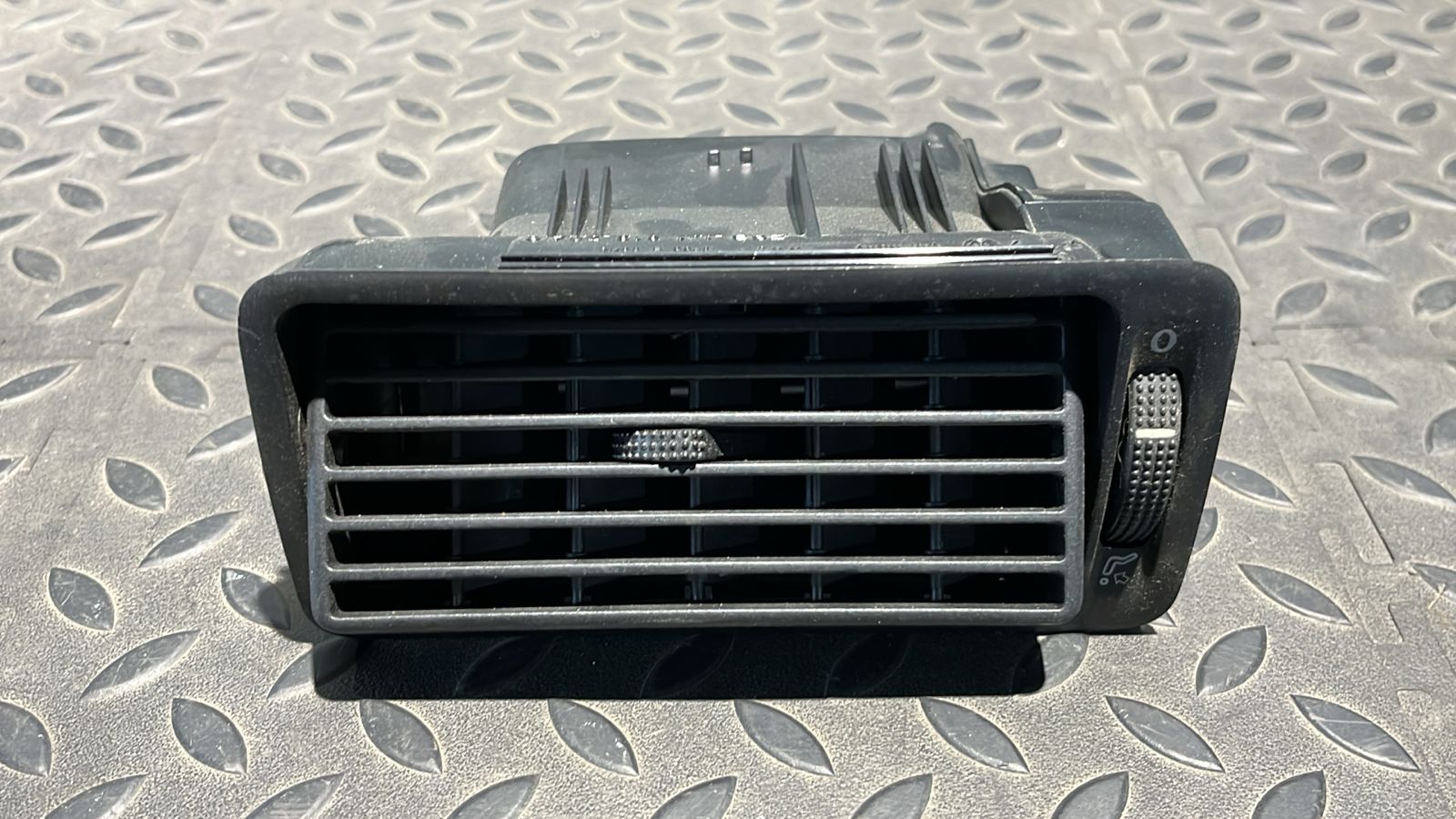 Дефлектор воздушный правый Volkswagen Golf/4 1997-2006