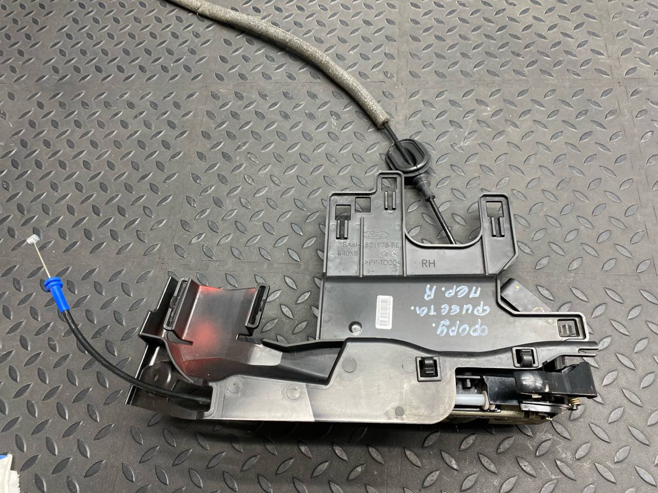 Замок двери передний правый Ford Fiesta/6 2008-2019