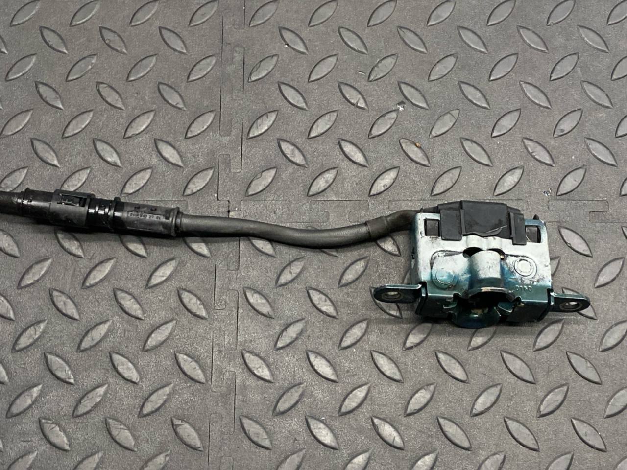 Замок капота Mercedes C/W202 1993-2001