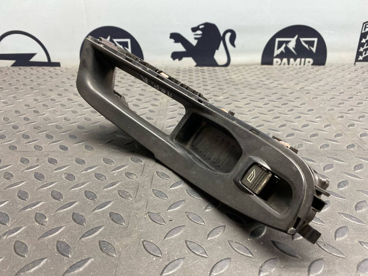 Кнопка стеклоподъемника передняя левая Ford Fiesta/6 2008-2019