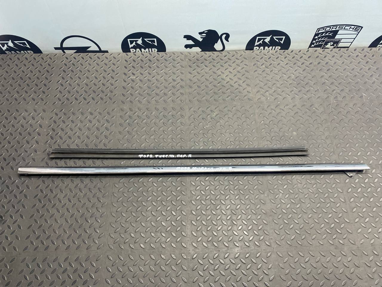 Уплотнитель двери передний правый Ford Fiesta/6 2008-2019