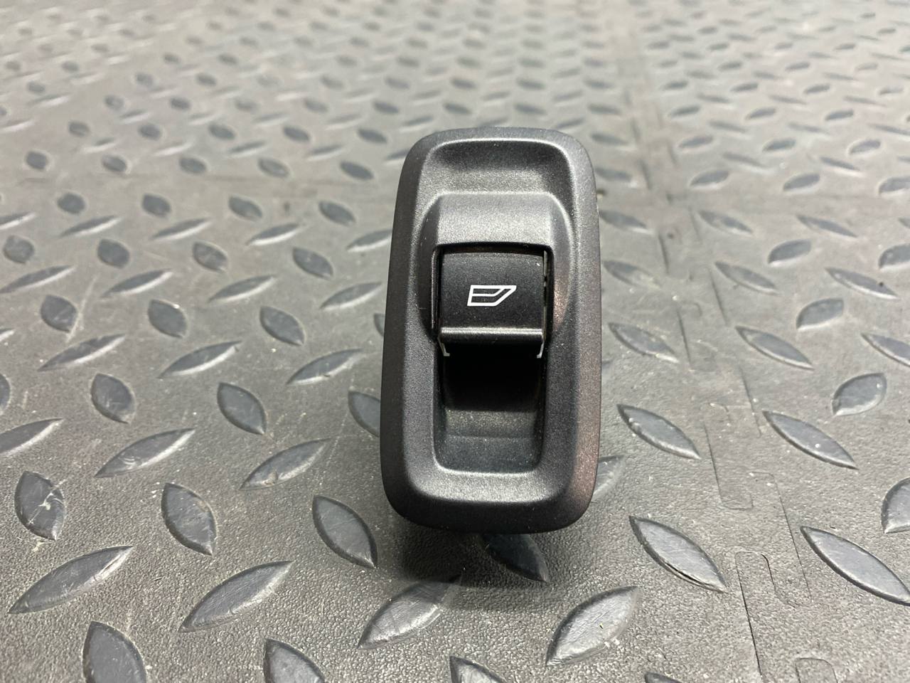 Кнопка стеклоподъемника Ford Fiesta/6 2008-2019