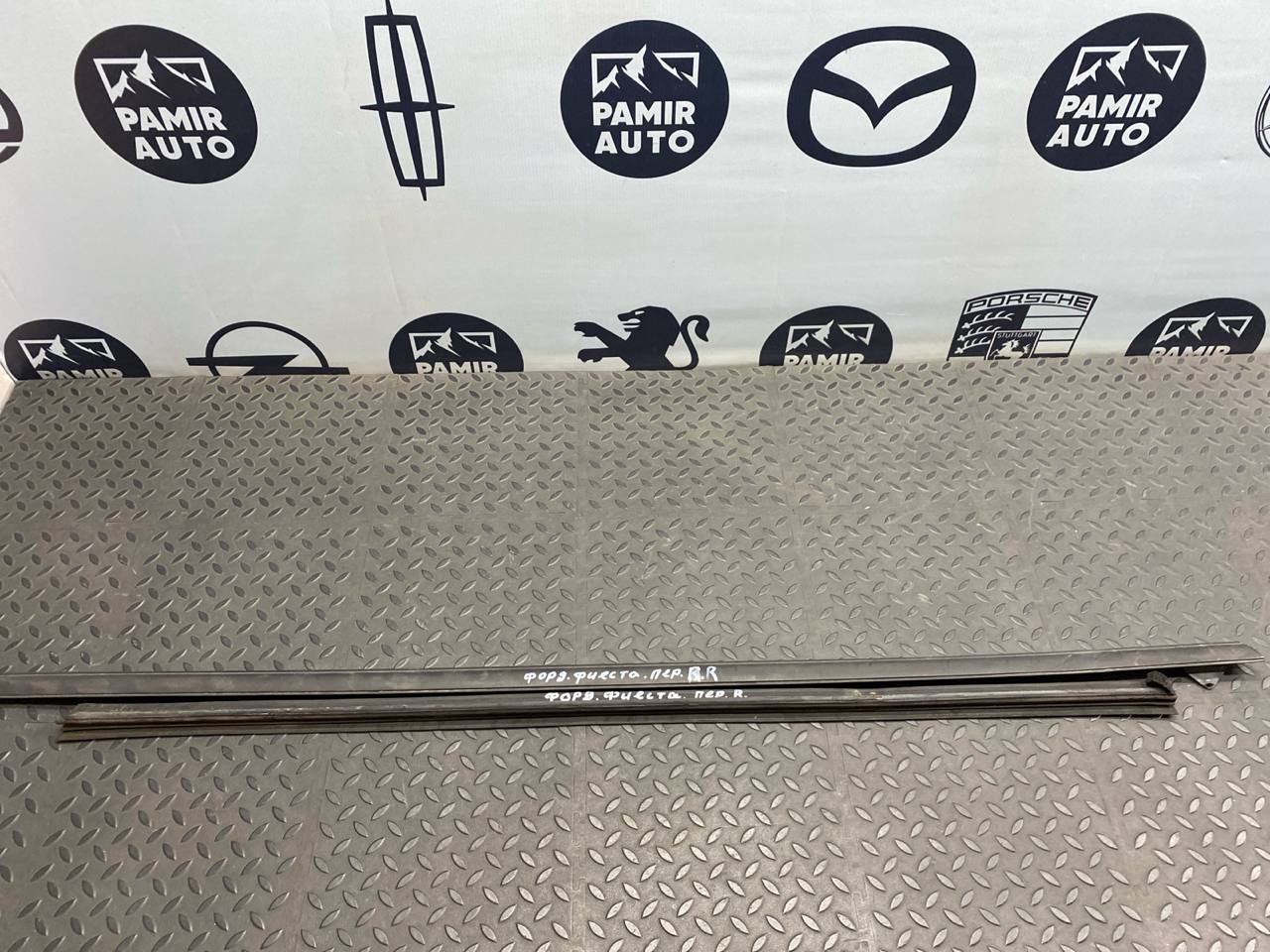 Уплотнитель двери передний правый Ford Fiesta/6 2008-2019