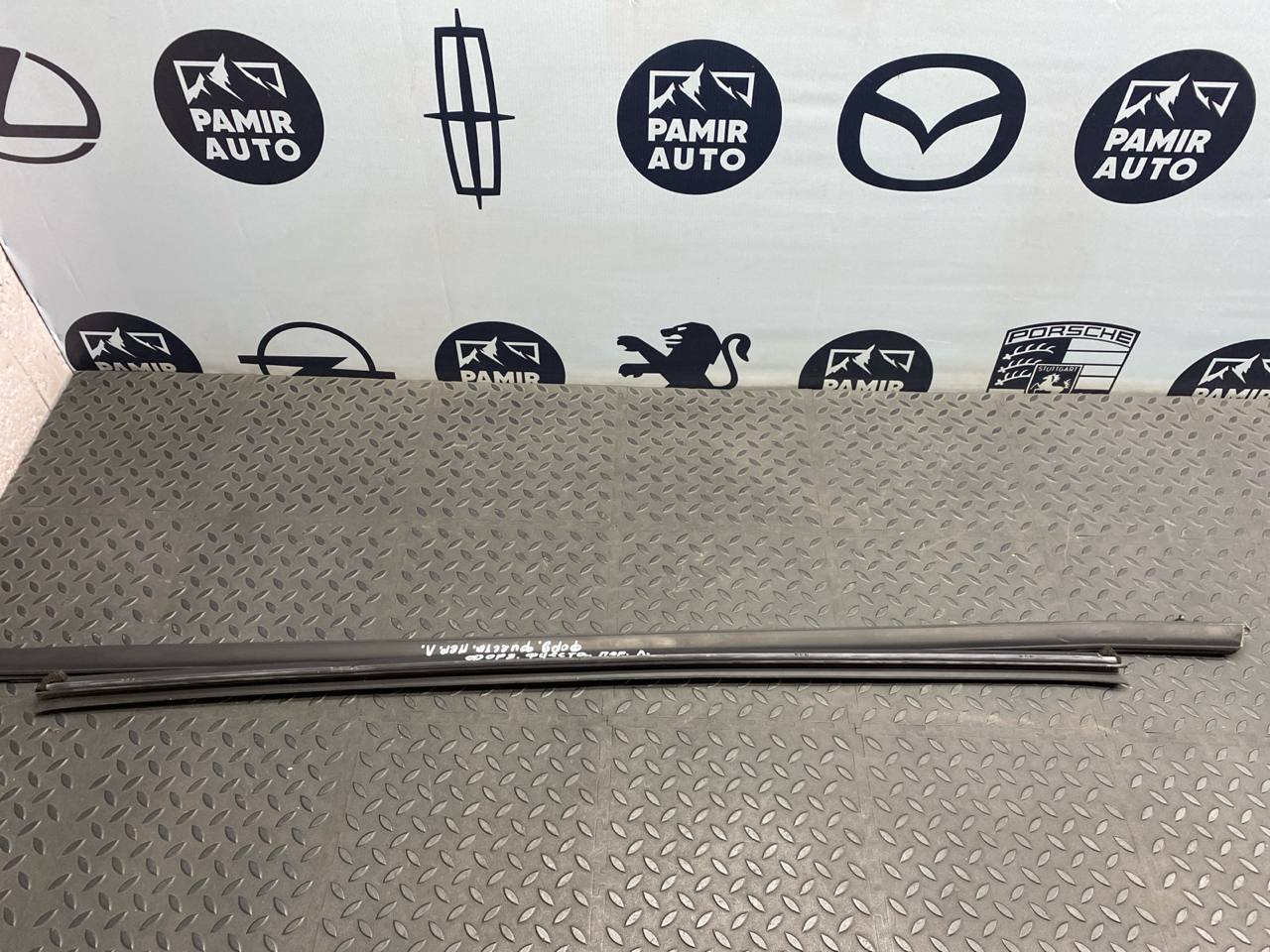 Уплотнитель двери передний левый Ford Fiesta/6 2008-2019