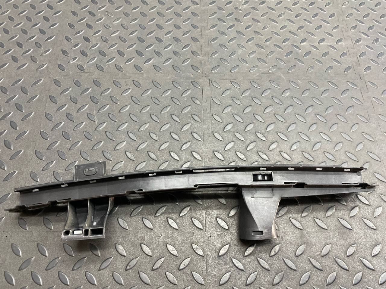 Направляющая стекла двери передняя левая Citroen C4/2 2010-2020