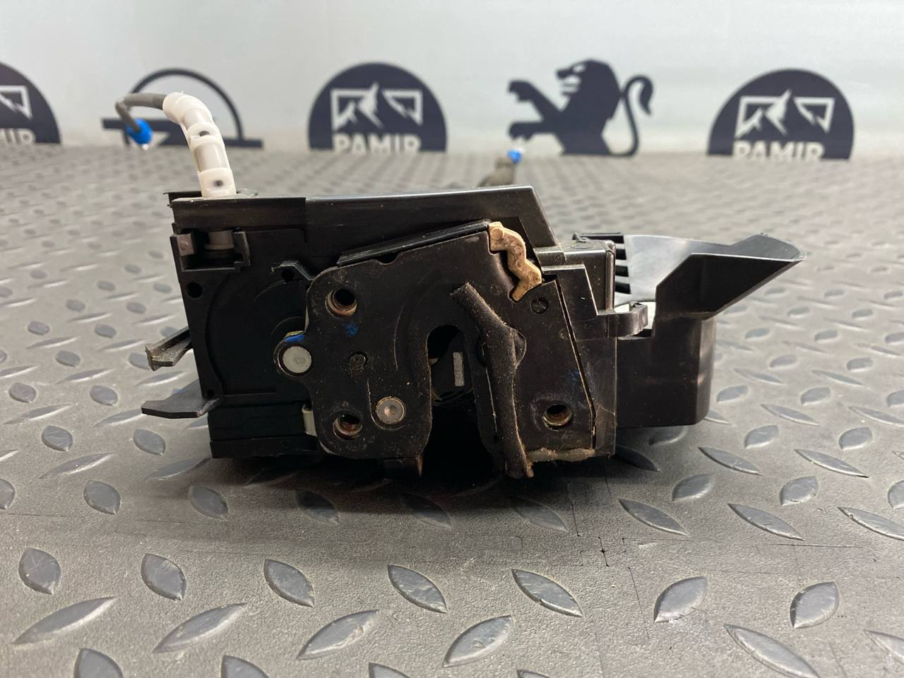 Замок двери передний левый Citroen C4/2 2010-2020