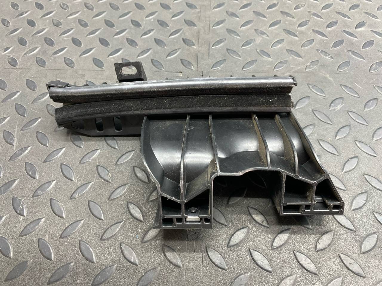 Направляющая стекла двери передняя левая Citroen C4/2 2010-2020