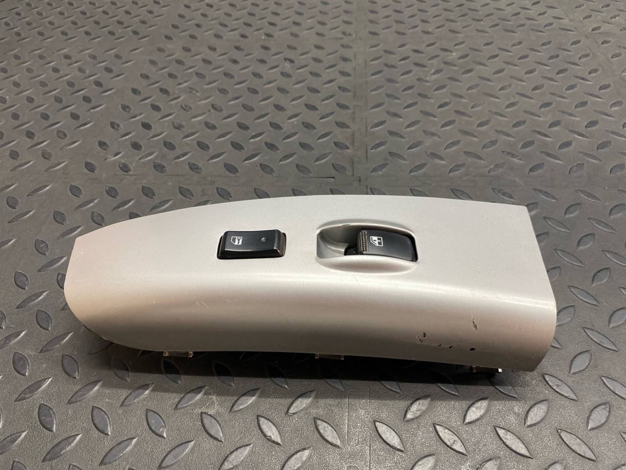 Кнопка стеклоподъемника передняя правая Kia Sportage/2 2004-2010