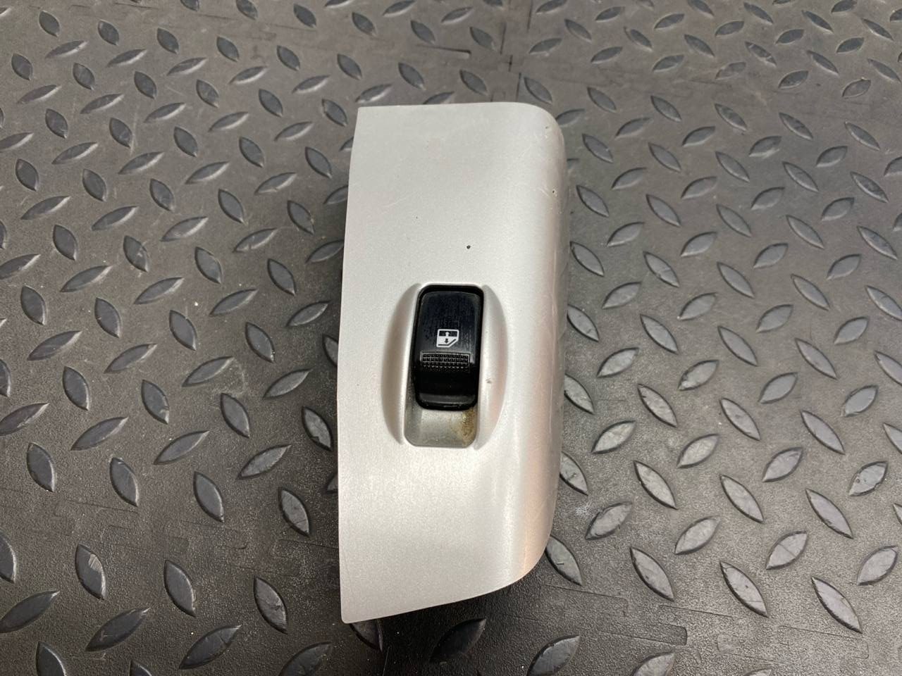 Кнопка стеклоподъемника задняя правая Kia Sportage/2 2004-2010