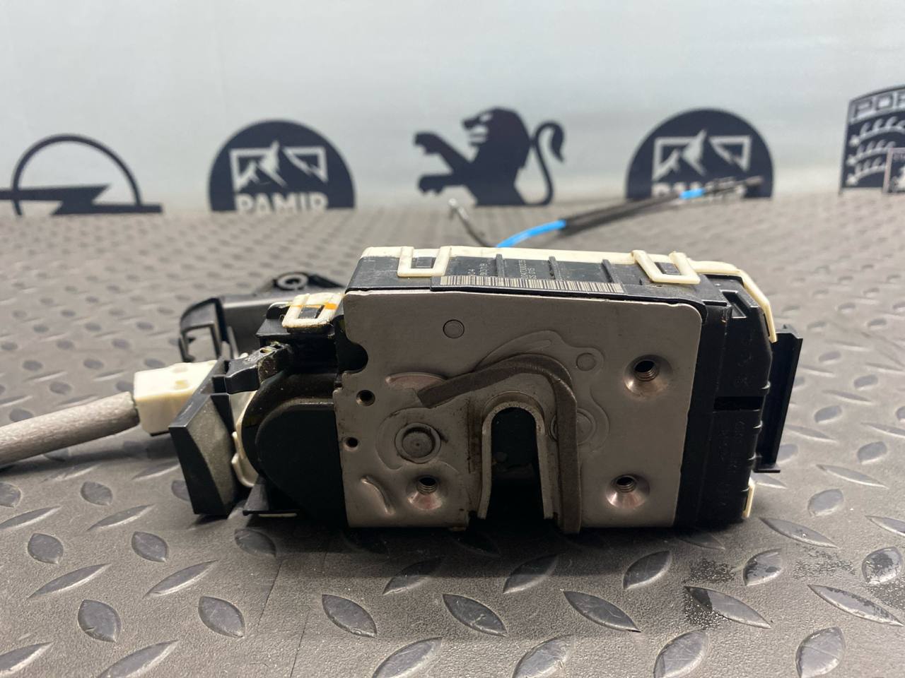 Замок двери задний левый Mercedes C/W204 2006-2015