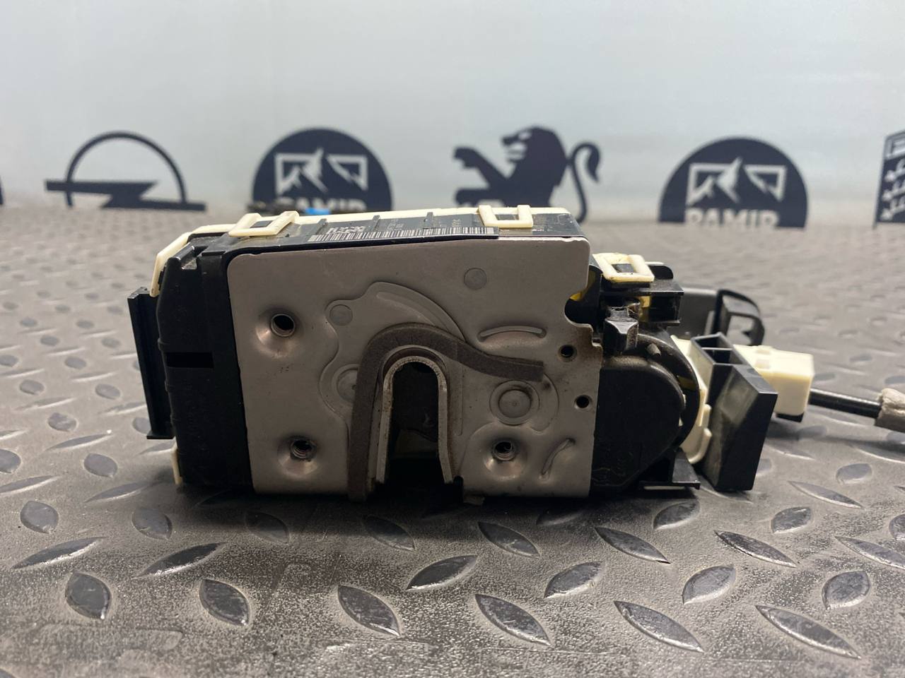 Замок двери задний правый Mercedes C/W204 2006-2015