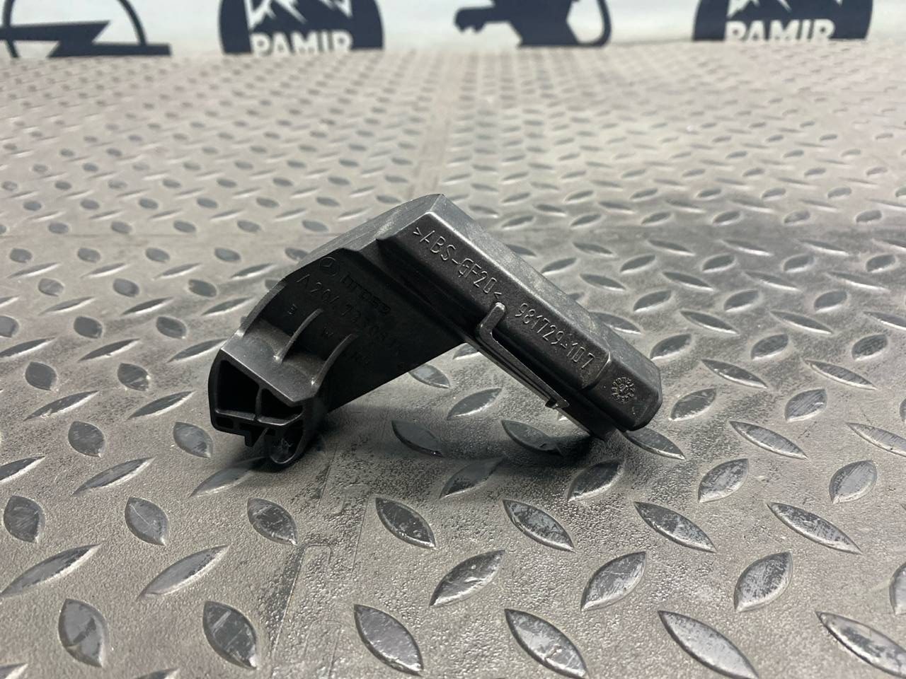 Кронштейн замка двери задний правый Mercedes C/W204 2006-2015