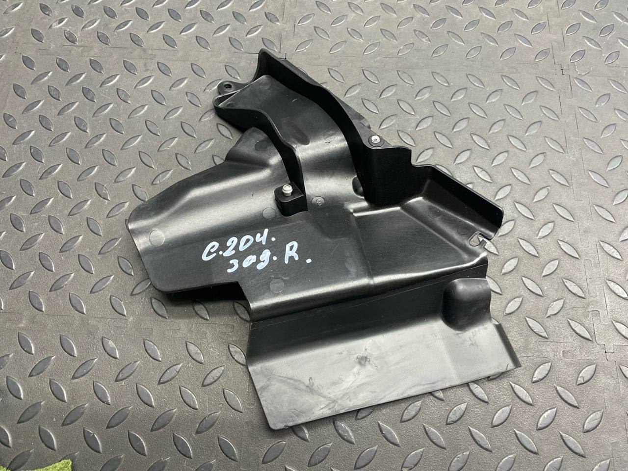 Кронштейн замка двери задний правый Mercedes C/W204 2006-2015