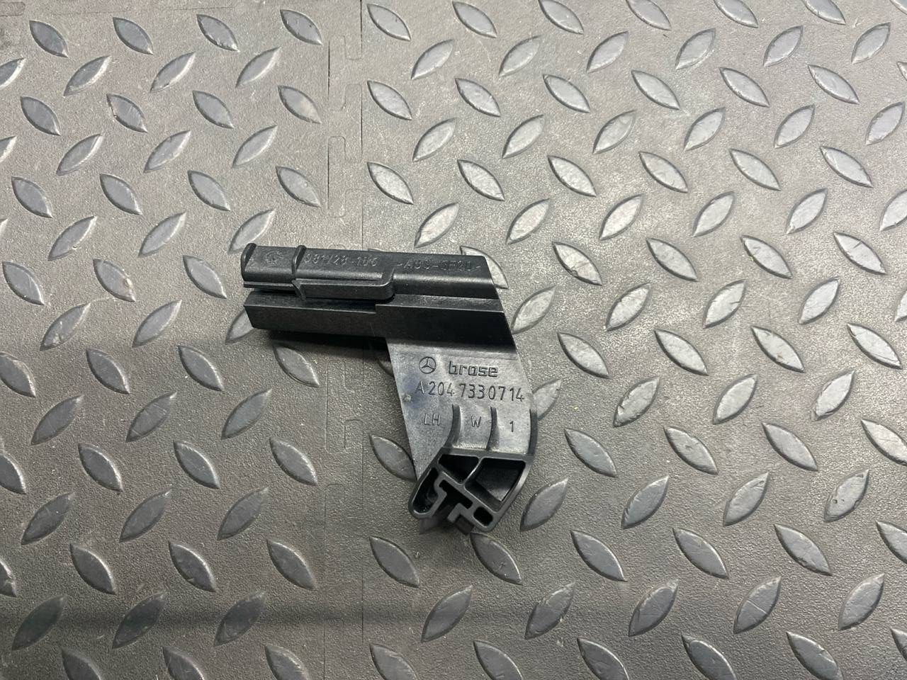 Кронштейн замка двери задний левый Mercedes C/W204 2006-2015