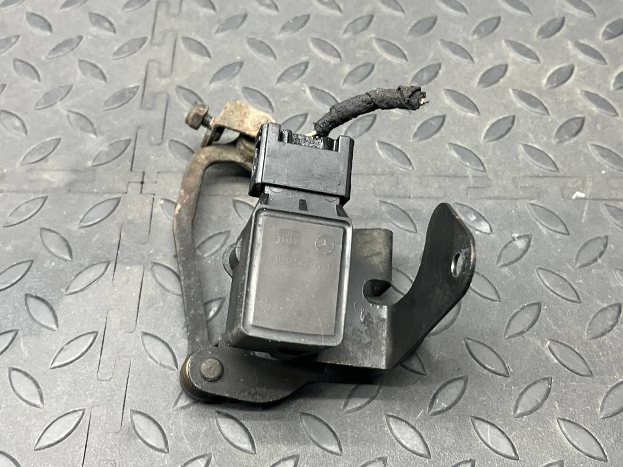 Датчик положения кузова Mercedes E/W210 1995-2003