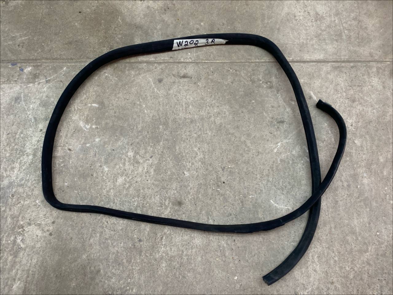 Уплотнитель двери C/W202 1993-2001