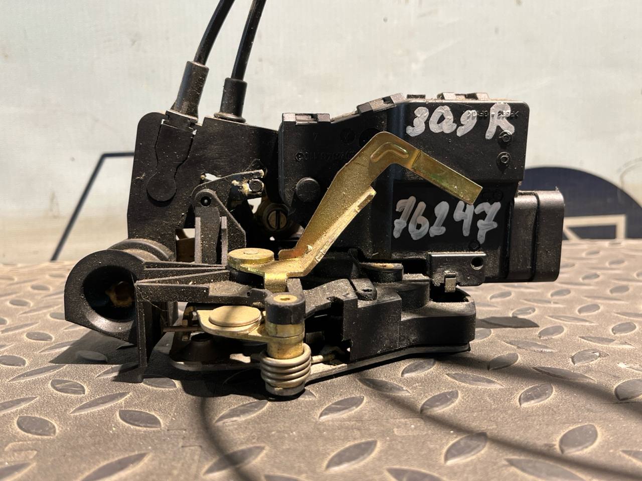 Замок двери задний правый Mercedes M/W163 1997-2005