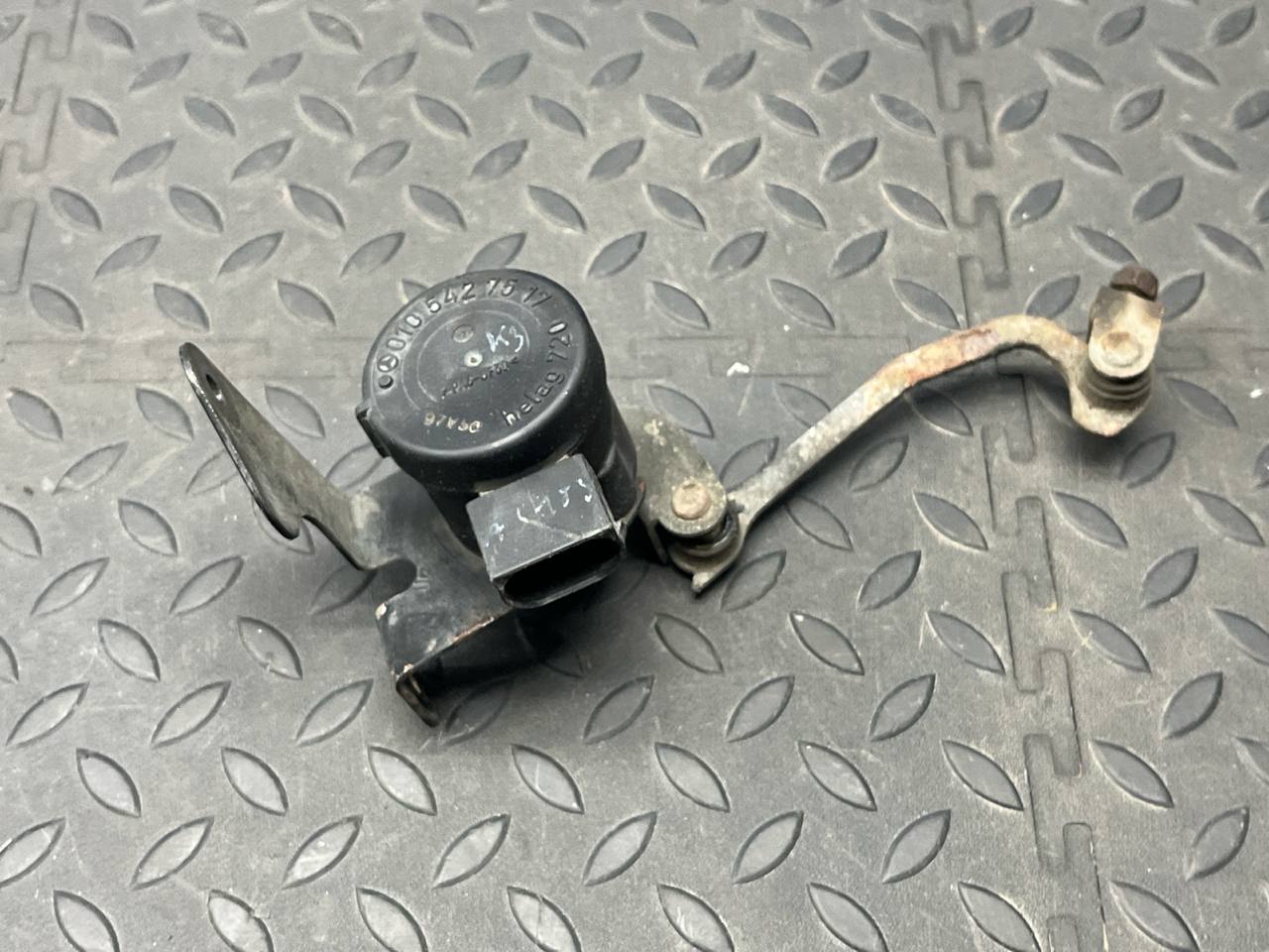 Датчик положения кузова Mercedes E/W210 1995-2003