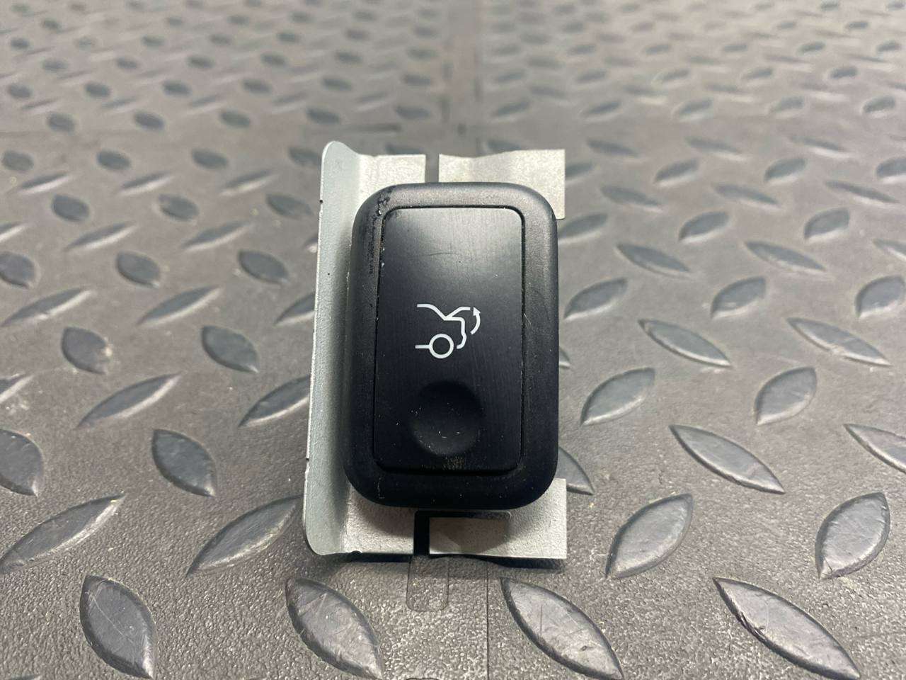 Кнопка открывания багажника Mercedes C/W204 2006-2015