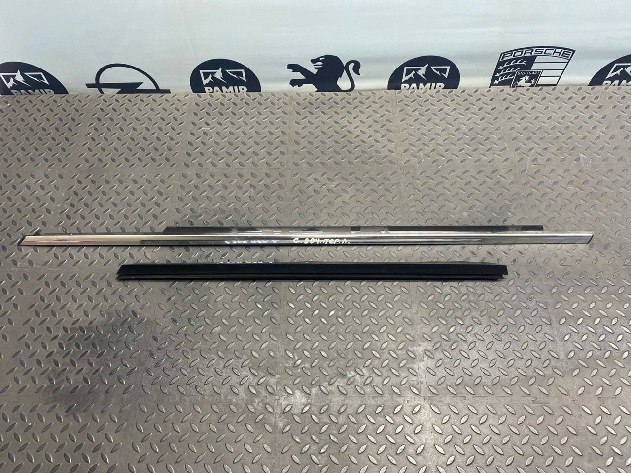 Уплотнитель двери передний левый Mercedes C/W204 2006-2015