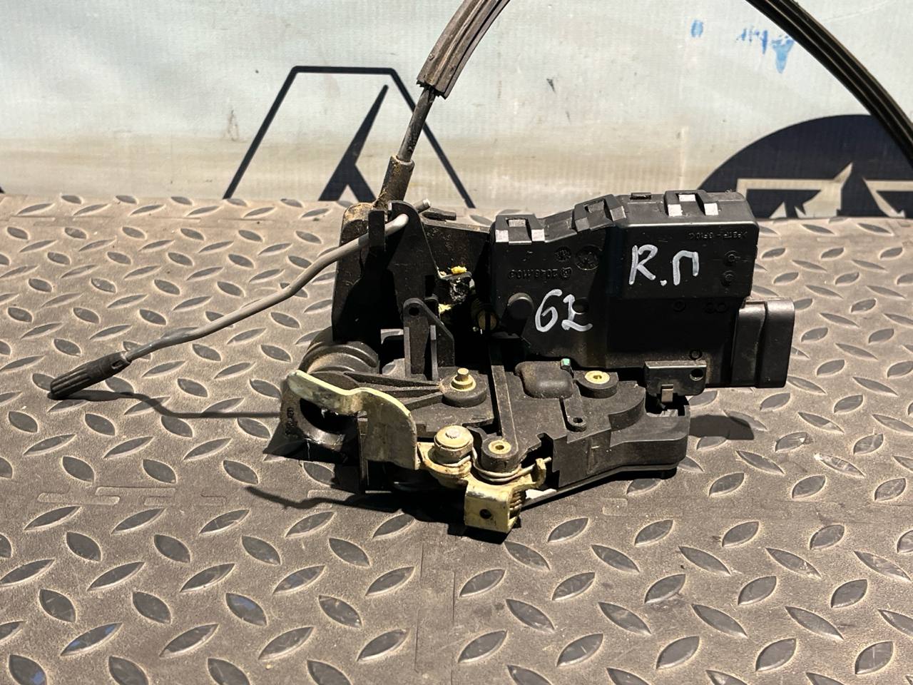 Замок двери передний правый Mercedes M/W163 1997-2005