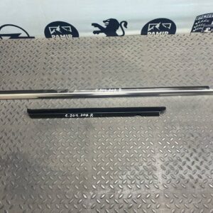 Уплотнитель двери задний правый Mercedes C/W204 2006-2015