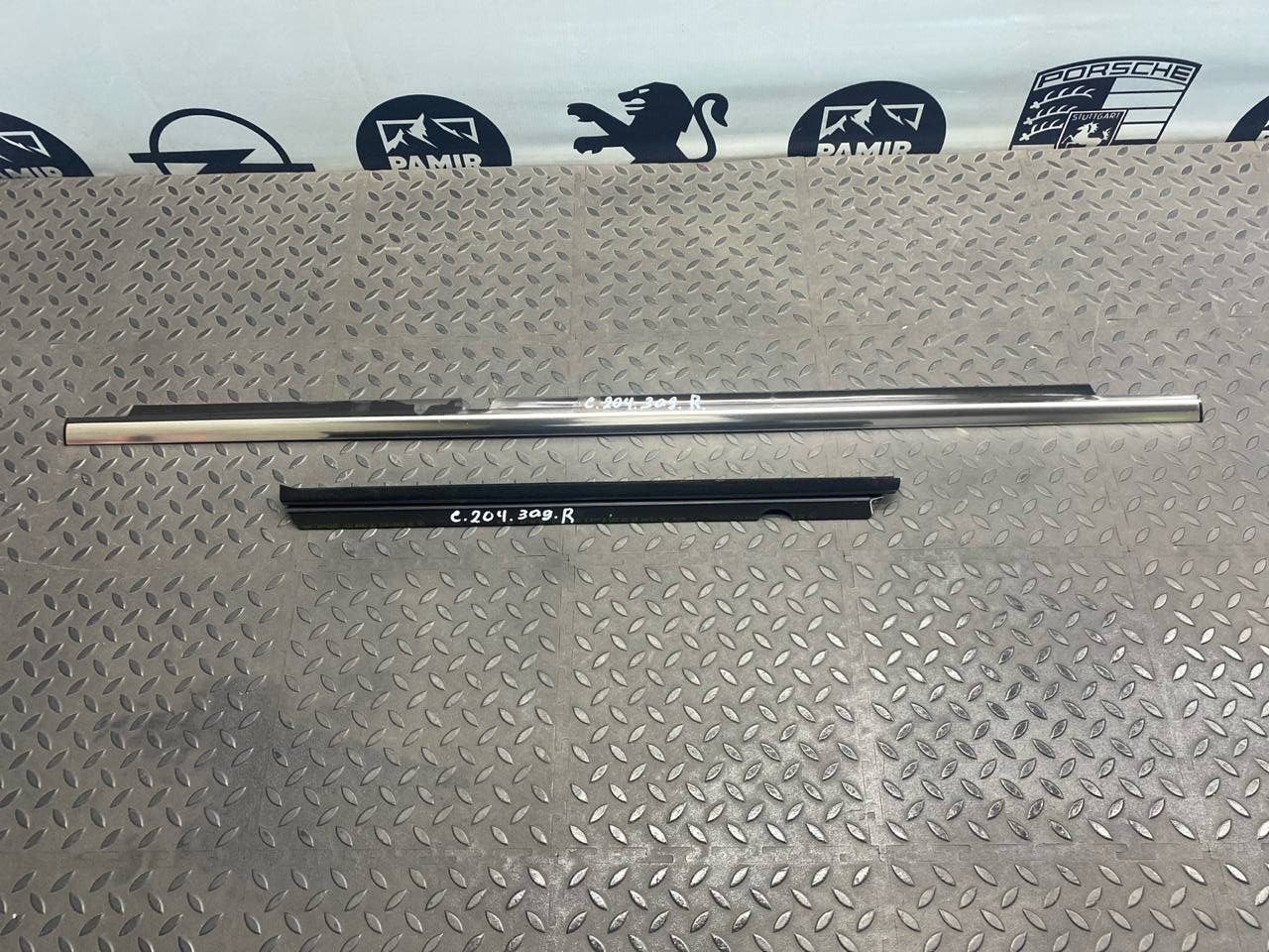 Уплотнитель двери задний правый Mercedes C/W204 2006-2015