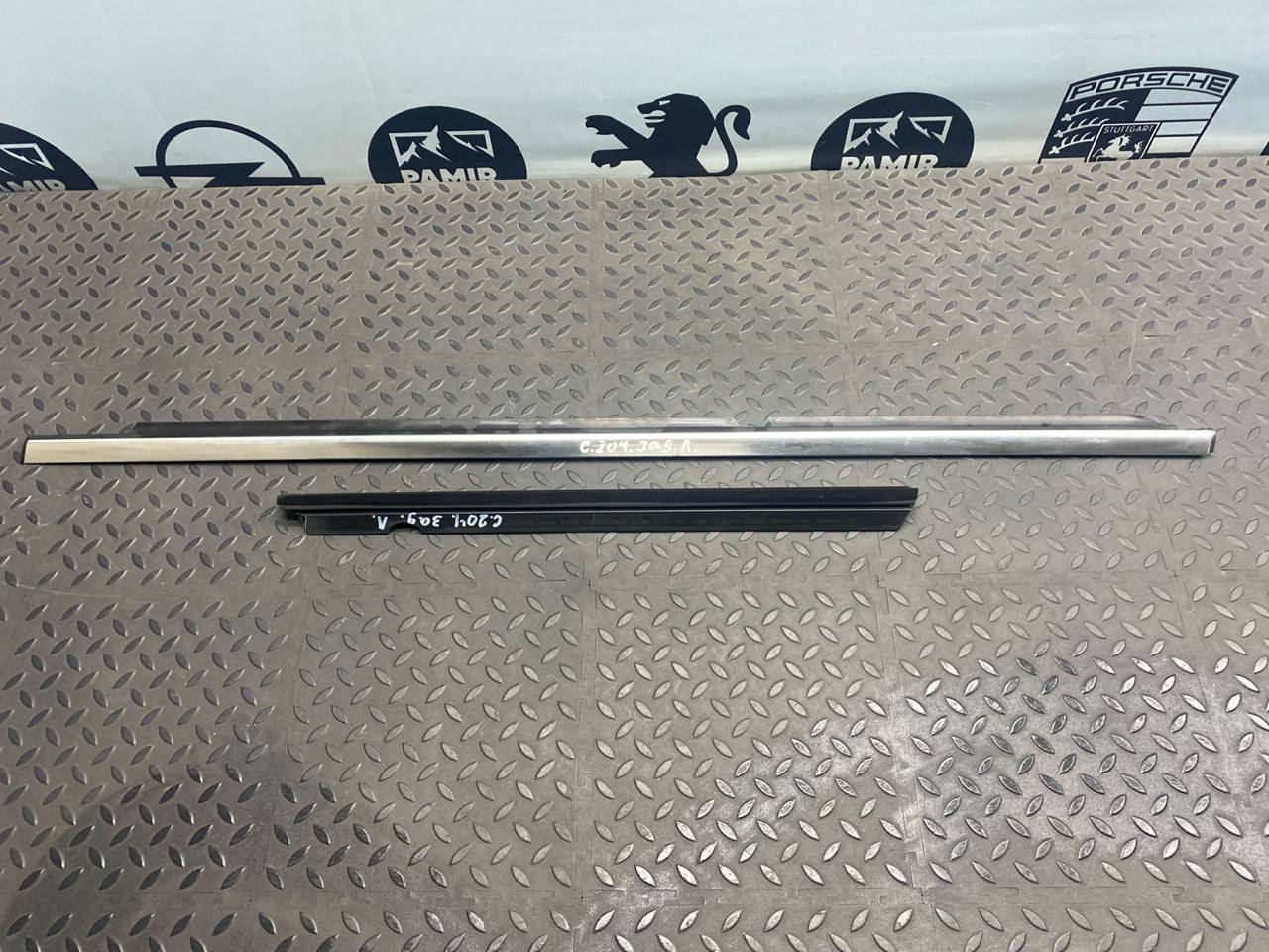 Уплотнитель двери задний левый Mercedes C/W204 2006-2015