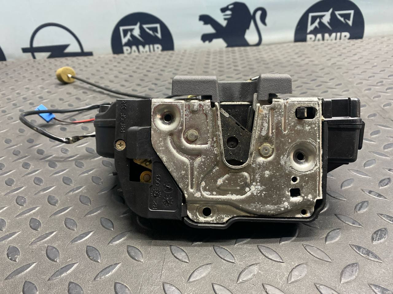 Замок двери задний правый Mercedes C/W203 2000-2008