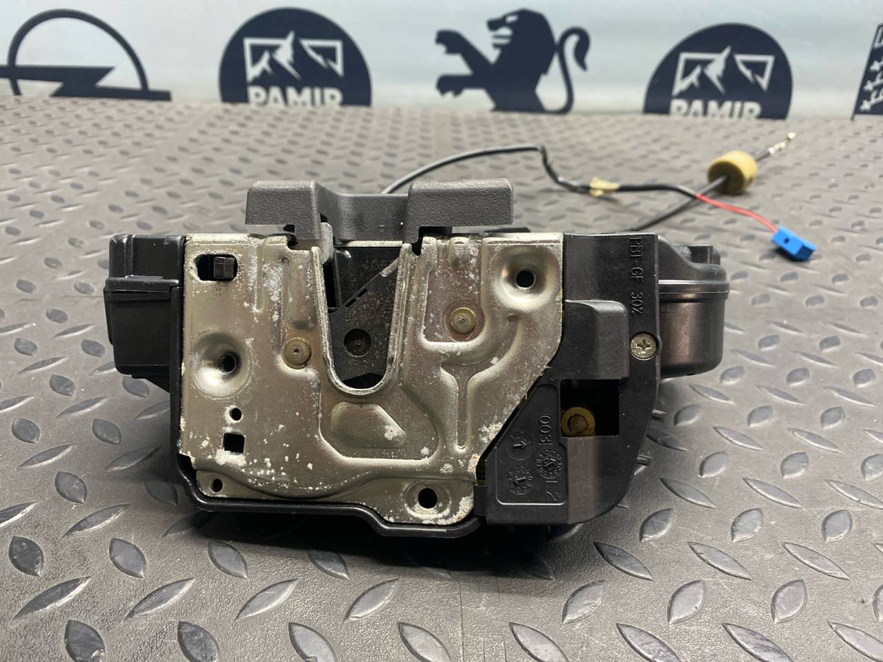 Замок двери задний левый Mercedes C/W203 2000-2008