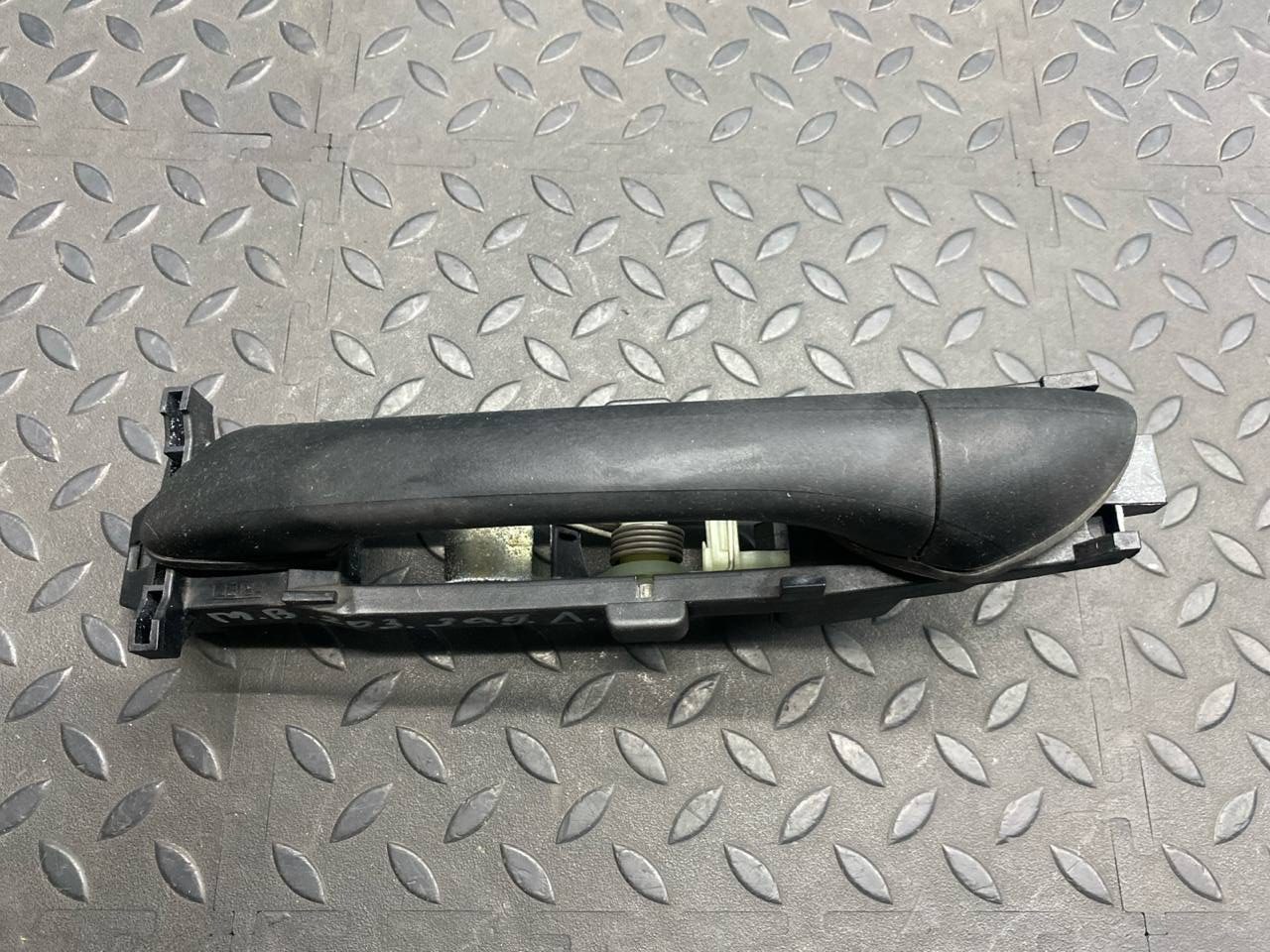 Ручка двери задняя левая Mercedes C/W203 2000-2008