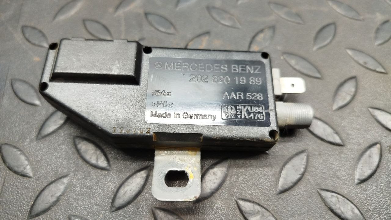 Усилитель антенны Mercedes C/W202 1993-2001