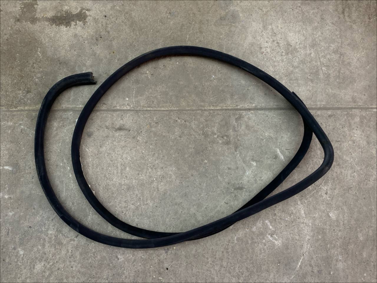 Уплотнитель двери C/W202 1993-2001