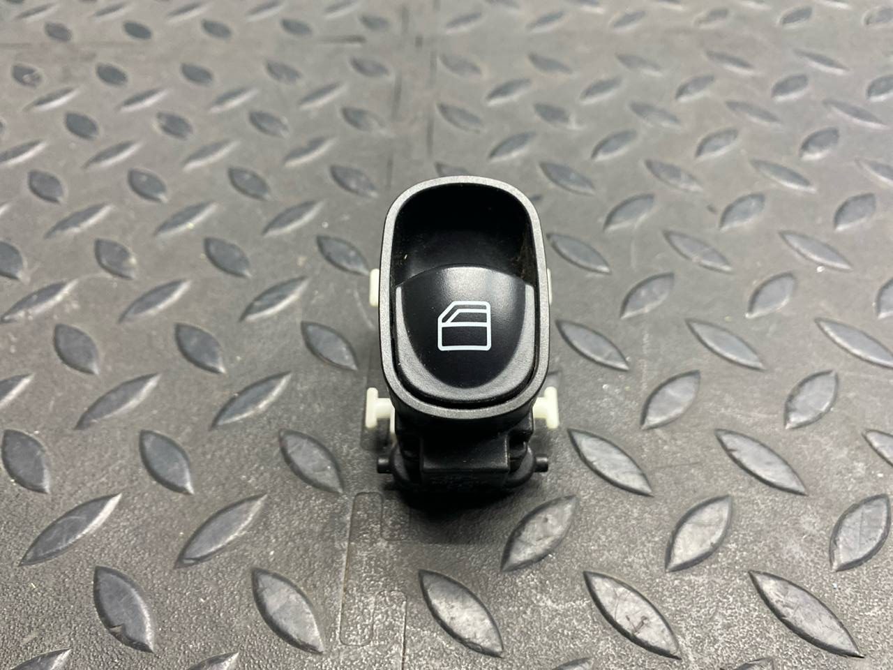 Кнопка стеклоподъемника Mercedes C/W203 2000-2008