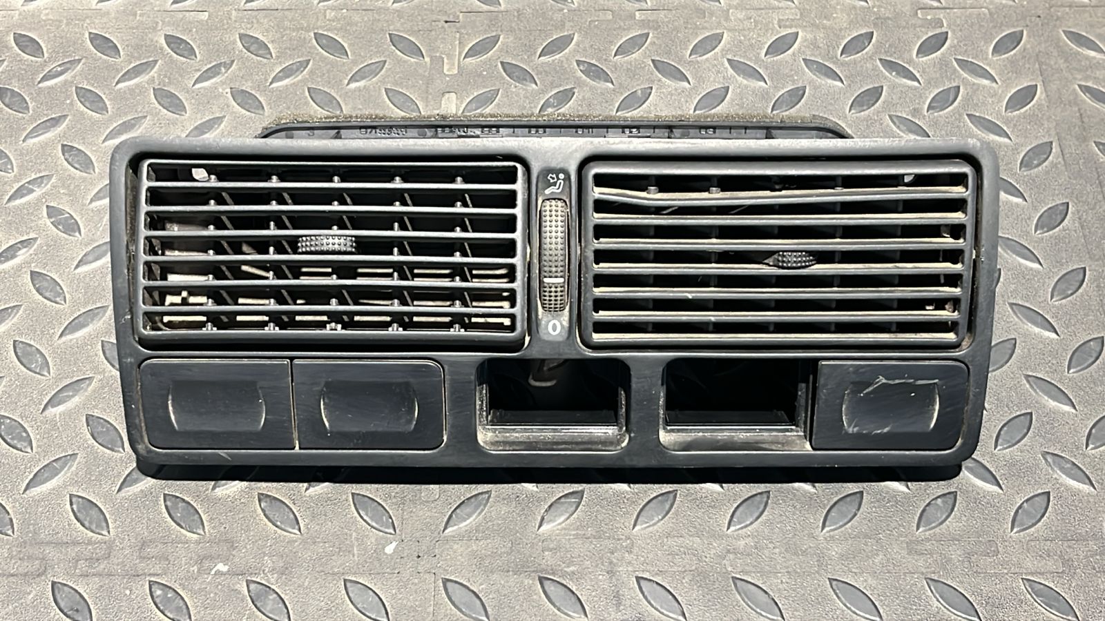 Дефлектор воздушный центральный Volkswagen Golf/4 1997-2006