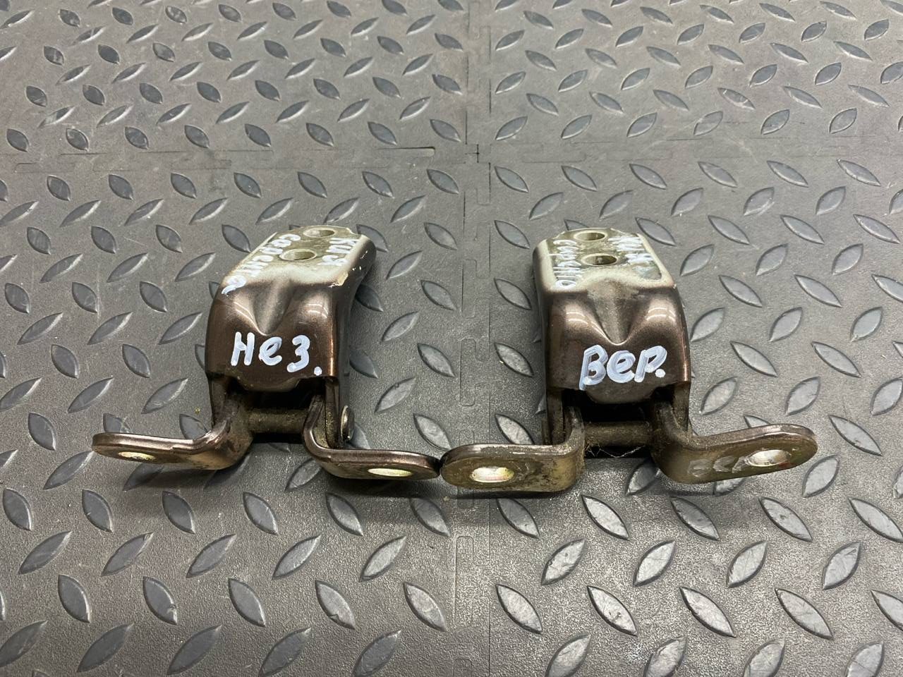 Петля двери передняя правая Kia Sportage/2 2004-2010