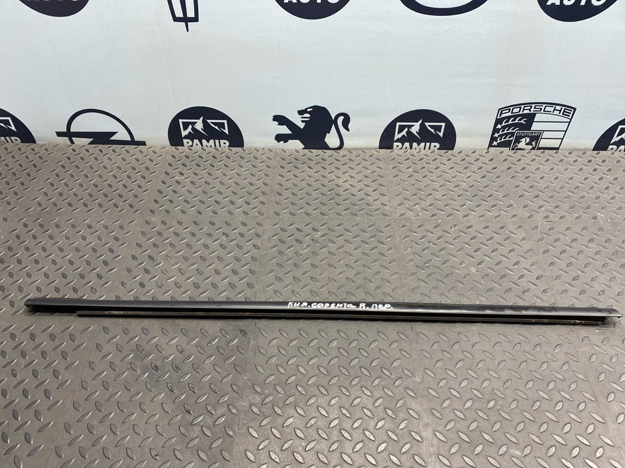 Уплотнитель двери передний правый Kia Sportage/2 2004-2010