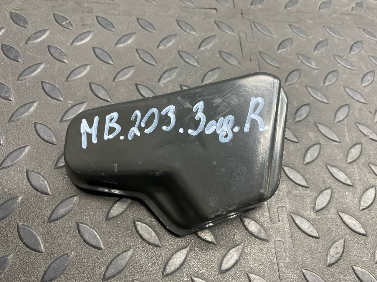 Кронштейн замка двери задний правый Mercedes C/W203 2000-2008