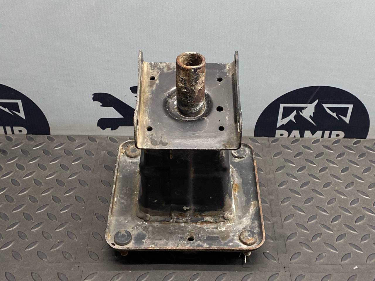 Кронштейн усилителя бампера задний правый Mercedes M/W164 2005-2011