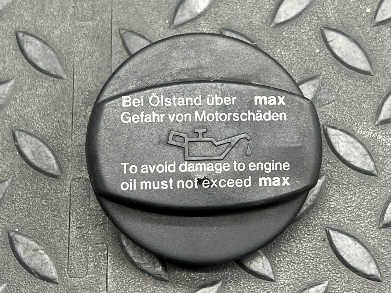 Крышка маслозаливной горловины Mercedes E/W210 1995-2003