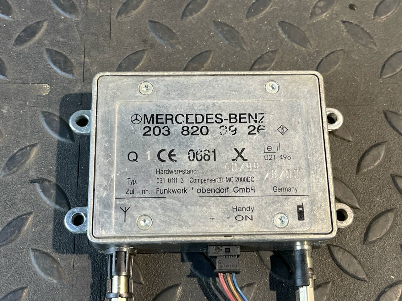 Усилитель антенны Mercedes C/W203 2000-2008