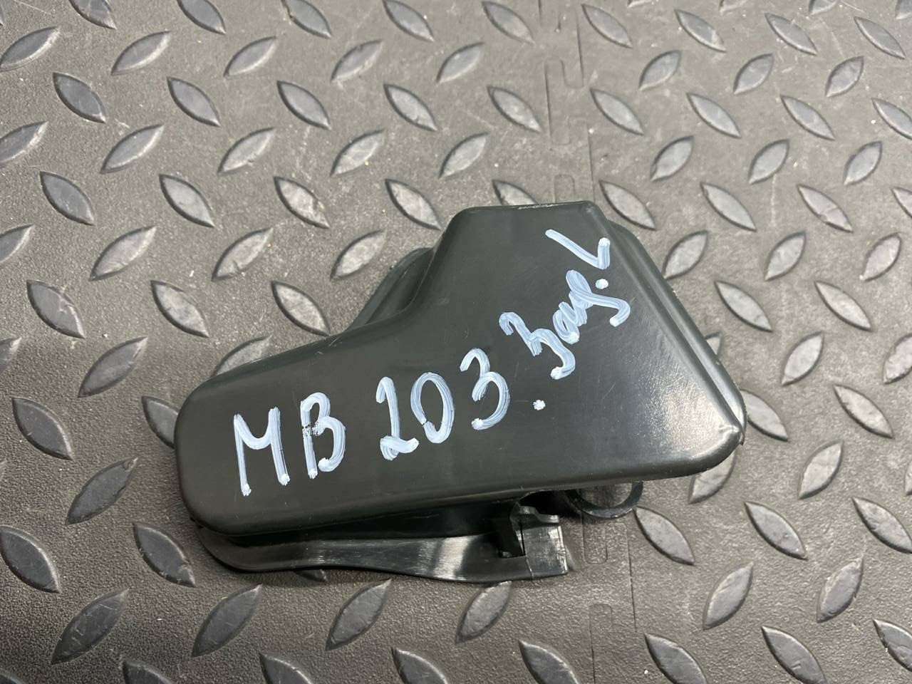 Кронштейн замка двери задний левый Mercedes C/W203 2000-2008