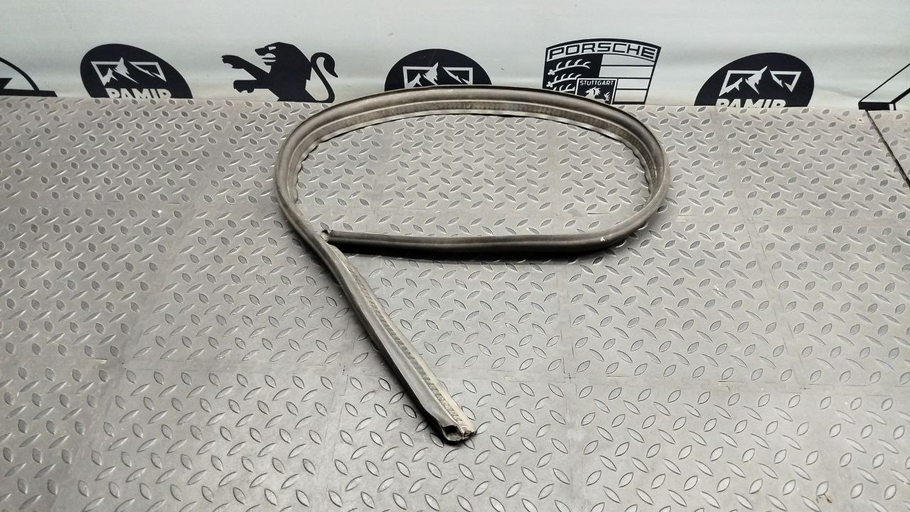 Уплотнитель капота Mercedes C/W202 1993-2001