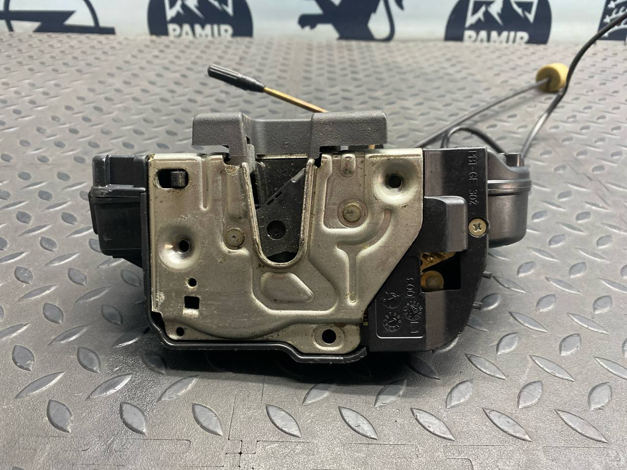 Замок двери задний левый Mercedes C/W203 2000-2008