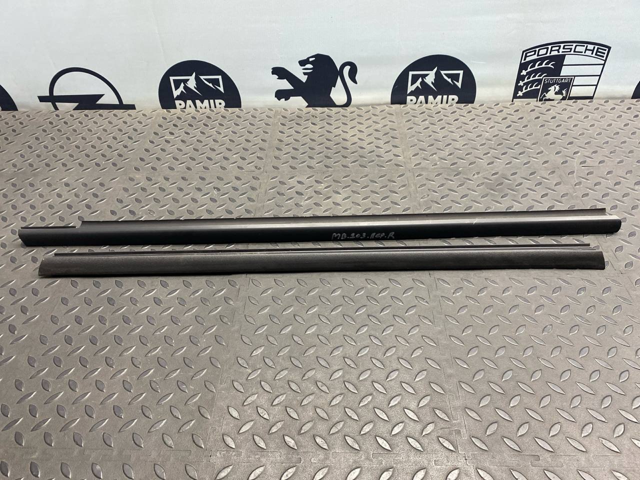 Уплотнитель двери передний правый Mercedes C/W203 2000-2008