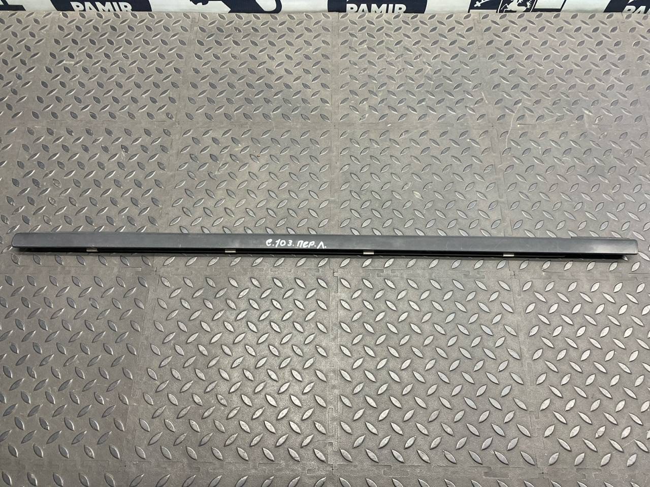 Уплотнитель двери передний левый Mercedes C/W203 2000-2008